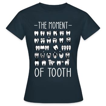 Die Stunde der Wahreit vor dem Zahnarztbesuch - Frauen T-Shirt - Navy - Vorne - AI Model Female 172 dark (172cm)