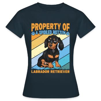 Propriété d’un Labrador Retriever pourri gâté - T-shirt Femme - marine - Devant - AI Model Female 172 dark (172cm)