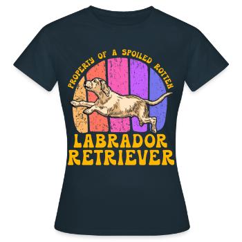 Propriété d’un Labrador Retriever pourri gâté - T-shirt Femme - marine - Devant - AI Model Female 172 dark (172cm)