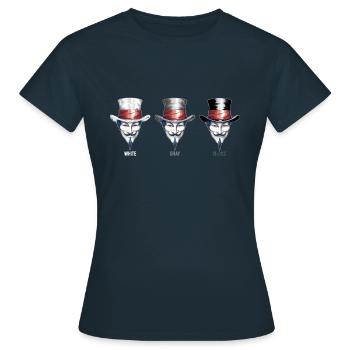 Trilogie du masque V : Blanc, gris, noir - Quel - T-shirt Femme - marine - Devant - AI Model Female 172 dark (172cm)
