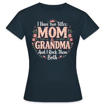 J’ai deux titres : Maman + Mamie je les berce tous les deux - T-shirt Femme - marine - Devant - AI Model Female 172 dark (172cm)
