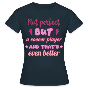 Pas parfait, mais un footballeur, un footballeur - T-shirt Femme - marine - Devant - AI Model Female 172 dark (172cm)