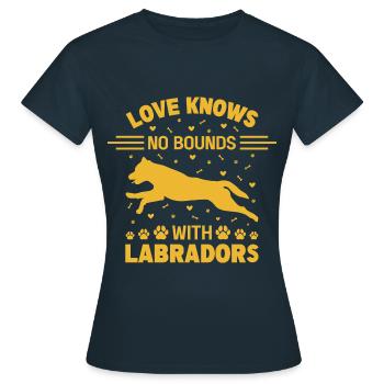 Love knows no bounds with Labradors - Women's T-Shirt - navy - Front - AI Model Female 172 dark (172cm)