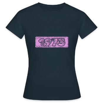 Figure 1973 - T-shirt Femme - marine - Devant - AI Model Female 172 dark (172cm)