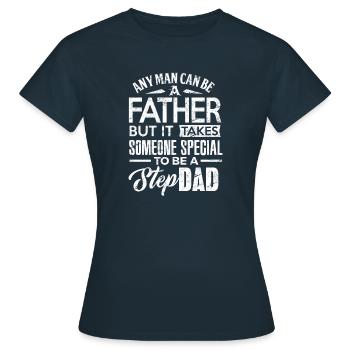 Step Dad Chemise n’importe quel homme être père Step Papa cadeau - T-shirt Femme - marine - Devant - AI Model Female 172 dark (172cm)