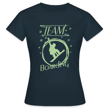Team Boarding Snowboarding - Frauen T-Shirt - Navy - Vorne - AI Model Female 172 dark (172cm)