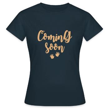 Coming Soon/Schwangerschaft - Frauen T-Shirt - Navy - Vorne - AI Model Female 172 dark (172cm)