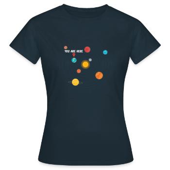 nous sommes ici dans l'icône de l'espace - T-shirt Femme - marine - Devant - AI Model Female 172 dark (172cm)
