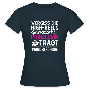 Prinzessin trägt Wanderschuhe / High-Heels, Berge - Frauen T-Shirt - Navy - Vorne - AI Model Female 172 dark (172cm)