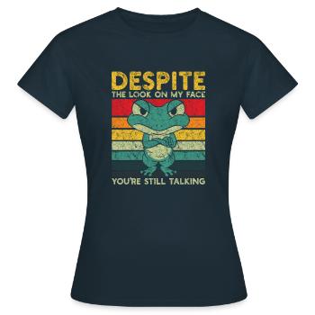 Trotz Blick auf mein immer noch sprechendes Sarkas - Frauen T-Shirt - Navy - Vorne - AI Model Female 172 dark (172cm)
