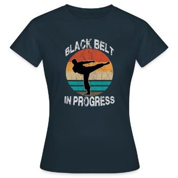 Kultiges Vintage Karate Motiv Karate Training - Frauen T-Shirt - Navy - Vorne - AI Model Female 172 dark (172cm)