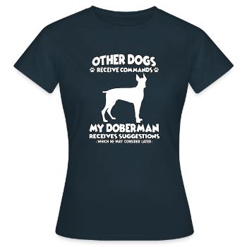 Drôle d’obéissance Doberman Chiens de dressage - T-shirt Femme - marine - Devant - AI Model Female 172 dark (172cm)