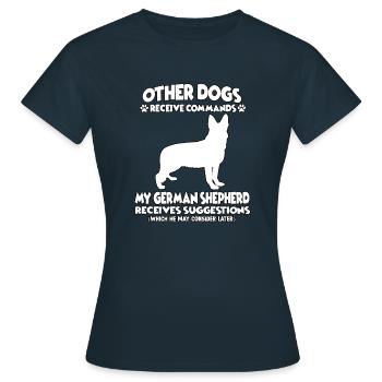 Drôle d’obéissance Chiens de berger allemand - T-shirt Femme - marine - Devant - AI Model Female 172 dark (172cm)