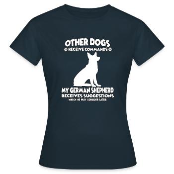 Drôle d’obéissance Chiens de berger allemand - T-shirt Femme - marine - Devant - AI Model Female 172 dark (172cm)