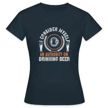Je me considère comme une autorité en matière de consommation de bière - T-shirt Femme - marine - Devant - AI Model Female 172 dark (172cm)