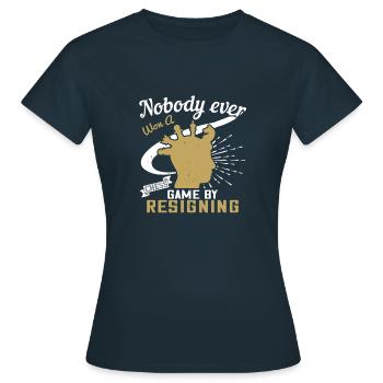 Niemand hat jemals eine Schachpartie gewonnen, indem er zurückgetreten ist - Frauen T-Shirt - Navy - Vorne - AI Model Female 172 dark (172cm)