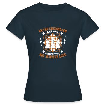 Sur l’échiquier, les mensonges et l’hypocrisie ne font pas - T-shirt Femme - marine - Devant - AI Model Female 172 dark (172cm)