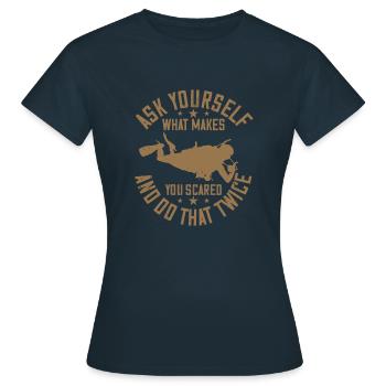 Demandez-vous ce qui vous fait peur et faites-le - T-shirt Femme - marine - Devant - AI Model Female 172 dark (172cm)