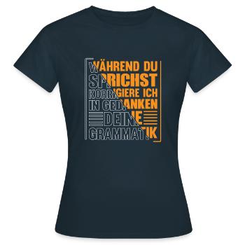 Während du sprichst korrigiere ich deine Grammatik - Frauen T-Shirt - Navy - Vorne - AI Model Female 172 dark (172cm)