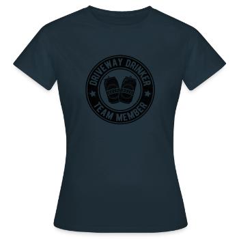 Les buveurs de porche font du brassage de bière artisanale une vie vivante - T-shirt Femme - marine - Devant - AI Model Female 172 dark (172cm)