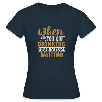 LORSQUE VOUS ARRÊTEZ DE BOIRE, VOUS ARRÊTEZ D’ATTENDRE - T-shirt Femme - marine - Devant - AI Model Female 172 dark (172cm)