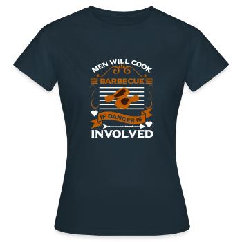 MÄNNER GRILLEN, WENN GEFAHR BESTEHT - Frauen T-Shirt - Navy - Vorne - AI Model Female 172 dark (172cm)