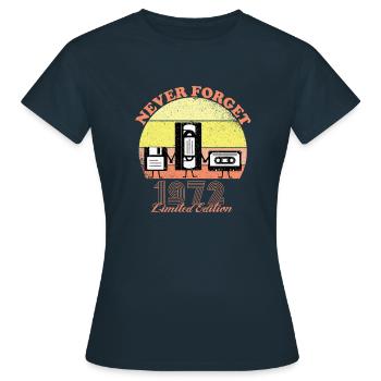 N’oubliez jamais l’anniversaire de 1972 - T-shirt Femme - marine - Devant - AI Model Female 172 dark (172cm)