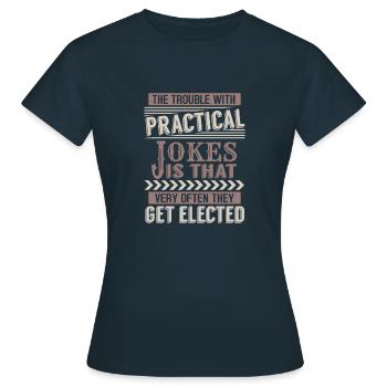 DAS PROBLEM MIT DEM PRAKTISCHEN WITZ IST, DASS SEHR OFT - Frauen T-Shirt - Navy - Vorne - AI Model Female 172 dark (172cm)