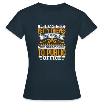 WIR HÄNGEN DEN KLEINEN DIEB UND ERNENNEN DEN GROSSEN - Frauen T-Shirt - Navy - Vorne - AI Model Female 172 dark (172cm)