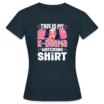 Drame coréen regardant des cadeaux de passionné - T-shirt Femme - marine - Devant - AI Model Female 172 dark (172cm)