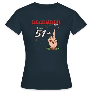 Dezember Mädchen 51 + Mittelfinger | Heftiger 52. - Frauen T-Shirt - Navy - Vorne - AI Model Female 172 dark (172cm)