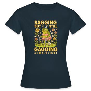 Affaissement mais toujours bâillonnement - Fun Frog Design - T-shirt Femme - marine - Devant - AI Model Female 172 dark (172cm)