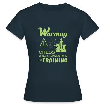 Drôle de grand maître d’échecs dans le cadeau d’entraînement pour - T-shirt Femme - marine - Devant - AI Model Female 172 dark (172cm)