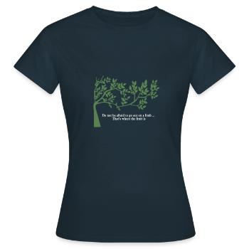 Ehrfürchtig Gehen Sie auf ein inspirierend Zitat des Gliedes hinaus - Frauen T-Shirt - Navy - Vorne - AI Model Female 172 dark (172cm)