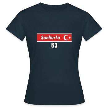 63 Sanliurfa Plaque d’immatriculation turque en cadeau - T-shirt Femme - marine - Devant - AI Model Female 172 dark (172cm)