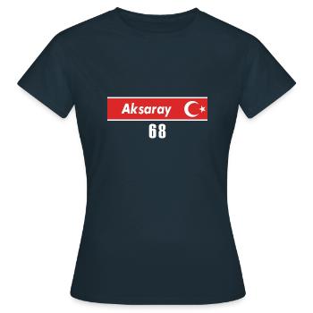 68 Aksaray Plaque d’immatriculation turque en cadeau - T-shirt Femme - marine - Devant - AI Model Female 172 dark (172cm)