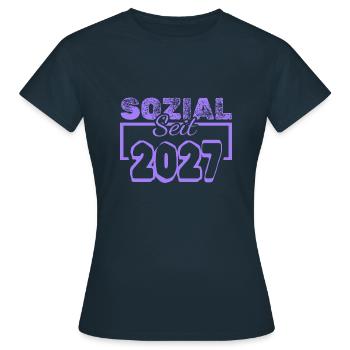 Social 2027 - T-shirt Femme - marine - Devant - AI Model Female 172 dark (172cm)