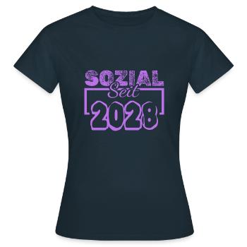 Travailleur social 2028 - T-shirt Femme - marine - Devant - AI Model Female 172 dark (172cm)