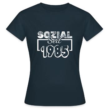 Social 1985 - T-shirt Femme - marine - Devant - AI Model Female 172 dark (172cm)