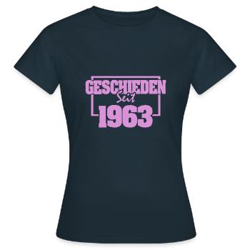 Divorcé en 1963 - T-shirt Femme - marine - Devant - AI Model Female 172 dark (172cm)