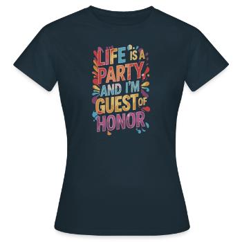 Leben ist eine Party – Gast des Abends - Frauen T-Shirt - Navy - Vorne - AI Model Female 172 dark (172cm)