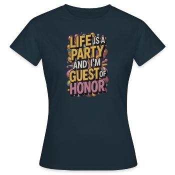 Leben ist eine Party – Gast des Abends - Frauen T-Shirt - Navy - Vorne - AI Model Female 172 dark (172cm)