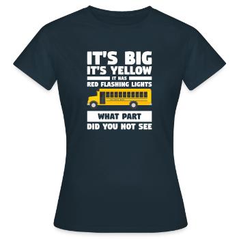 C’est grand c’est jaune Il a des lumières clignotantes rouges - T-shirt Femme - marine - Devant - AI Model Female 172 dark (172cm)