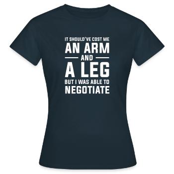 Cela aurait dû me coûter une amputation d’un bras et d’une jambe - T-shirt Femme - marine - Devant - AI Model Female 172 dark (172cm)