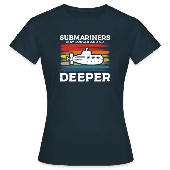 Les sous-mariniers restent plus longtemps et vont plus loin pour une marine S - T-shirt Femme - marine - Devant - AI Model Female 172 dark (172cm)