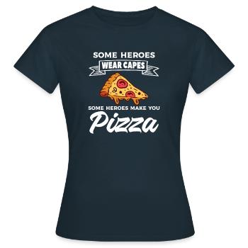 Certains héros portent des capes Certains héros vous font pizza - T-shirt Femme - marine - Devant - AI Model Female 172 dark (172cm)