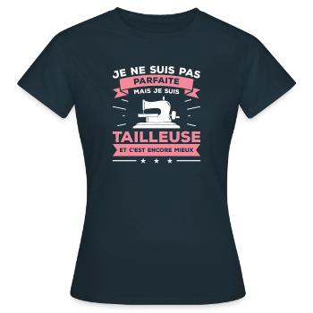 Je Ne Suis Pas Parfaite Mais Je Suis Tailleuse - T-shirt Femme - marine - Devant - AI Model Female 172 dark (172cm)