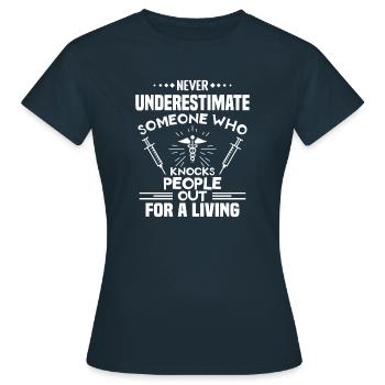 Never Underestimate Someone Who Knocks People Out - T-shirt Femme - marine - Devant - AI Model Female 172 dark (172cm)
