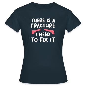 Es gibt eine Fraktur, die ich orthopädisch reparieren muss - Frauen T-Shirt - Navy - Vorne - AI Model Female 172 dark (172cm)