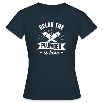 Entspannen Sie sich, der Klempner ist hier Klempner - Frauen T-Shirt - Navy - Vorne - AI Model Female 172 dark (172cm)